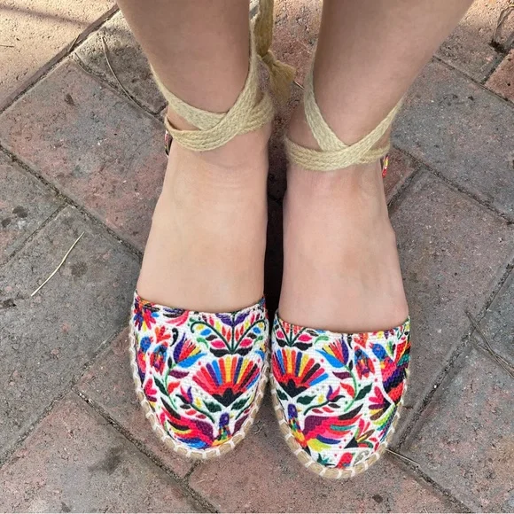 Mexican Embroidery Sandals - Picture 4 of 9